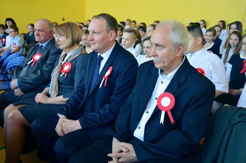 Żywa flaga w Bełchatowie. Uczniowie Szkoły Podstawowej nr 13 uczcicili święto flagi [ZDJĘCIA] 