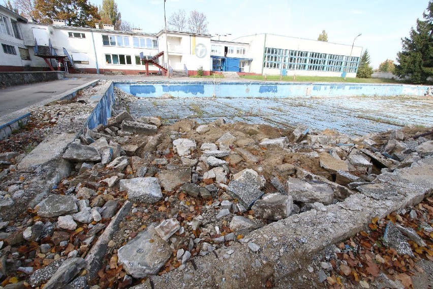 Koniec basenu "Tęcza" w Kielcach, zasypują go. W tle nowe inwestycje przy zalewie (WIDEO, ZDJĘCIA)
