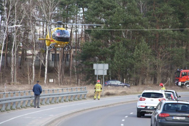 Bielsko. Zderzenie samochodu osobowego z motocyklem. Lądował helikopter Lotniczego Pogotowia Ratunkowego (15.03.2021).