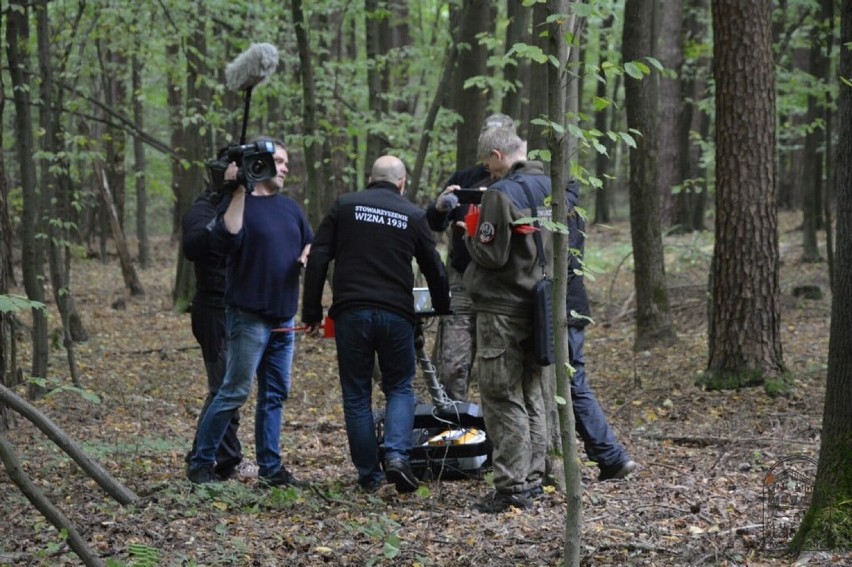 W lesie koło Prymusowej Woli szukają mogiły pomordowanych po wojnie Polaków [ZDJĘCIA]