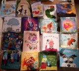 Dla dzieci z Ukrainy do Książnicy Karkonoskiej dotarły bajki, rymowanki i inne kolorowe wydawnictwa