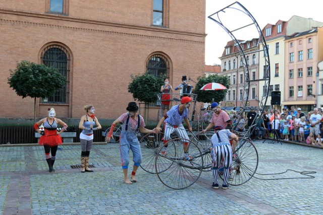 Czeski Teatr V.O.S.A. zaprezentował się dziś (10.08) na Rynku Nowomiejskim w ramach Festiwalu Teatrów Ulicznych. Popisy czeskich aktorów w spektaklu "High Dreaming" będzie można obejrzeć również w piątek (11.08) o godz. 19. Wstęp wolny. 

Zobacz także: Skutki ulewy w Toruniu [ZDJĘCIA]

Festiwal Teatrów Ulicznych na Rynku Nowomiejskim [ZDJĘCIA]