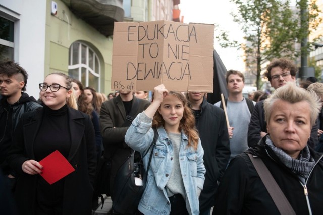 W związku z zapisami pojawiającymi się w projekcie "Stop Pedofilii" między innymi w Poznaniu w czasie październikowego głosowania odbywały się protesty.