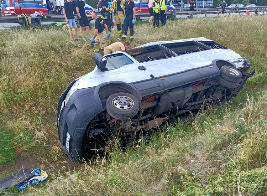 Bus wiozący 15 osób w tym 13 dzieci wjechał nagle do rowu i...