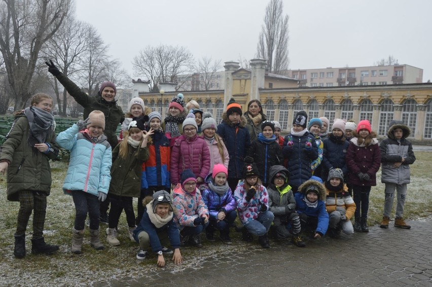 Powoli kończą się „Ferie z domem kultury”. W czwartek dzieci odwiedziły burmistrza [ZDJĘCIA]