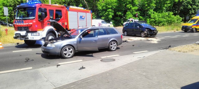 Zderzenie samochodów na skrzyżowaniu Willowa - Grodzka we Włocławku