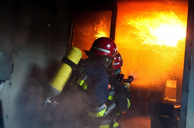 Niesprawny hydrant bardzo komplikuje akcję. Ale na szczęście strażacy mają zawsze plan "B"