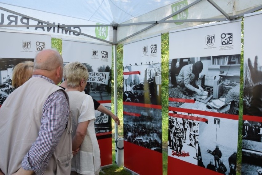 Cieplewo: Obchody 4 czerwca. Wystawę „Solidarnie ku wolności” oglądają mieszkańcy gminy Pruszcz Gdański [ZDJĘCIA]