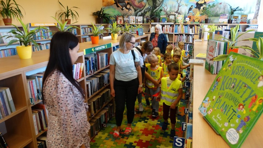 Poznajmy bibliotekę! Lekcja biblioteczna w przedszkolu nr 2 w Obornikach [ZDJĘCIA]