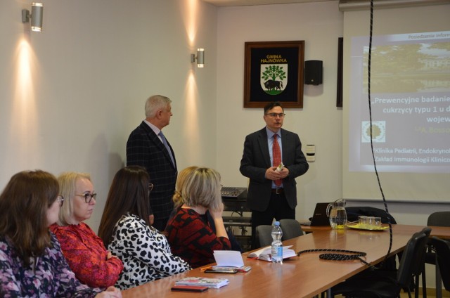 W czwartek w Urzędzie Miasta Hajnówka odbyło się spotkanie dyrektorów placówek oświatowych i przedstawicieli szpitala z prof. Arturem Bossowskim. Rozmawiano o ruszającym w Hajnówce projekcie wczesnego wykrywania cukrzycy typu 1 u dzieci