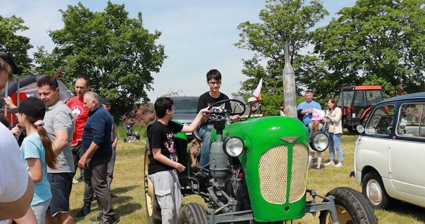 Traktoriada w Grzybnie. Tłumy zjawiły się, aby oglądać ciągniki, traktory i inne pojazdy