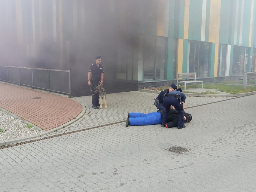 Strzały i wybuchy w Radziejowie. Terrorysta w budynku basenu czyli akcja Kobra 19 [zdjęcia, wideo]