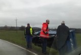 Wypadek na trasie Mrzezino - Kosakowo. Ciężarówka z piachem wpadła do rowu | ZDJĘCIA, WIDEO