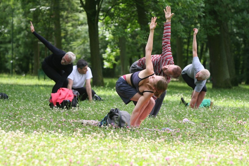 W Parku na Zdrowiu w Łodzi ćwiczyli jogę [ZDJĘCIA]