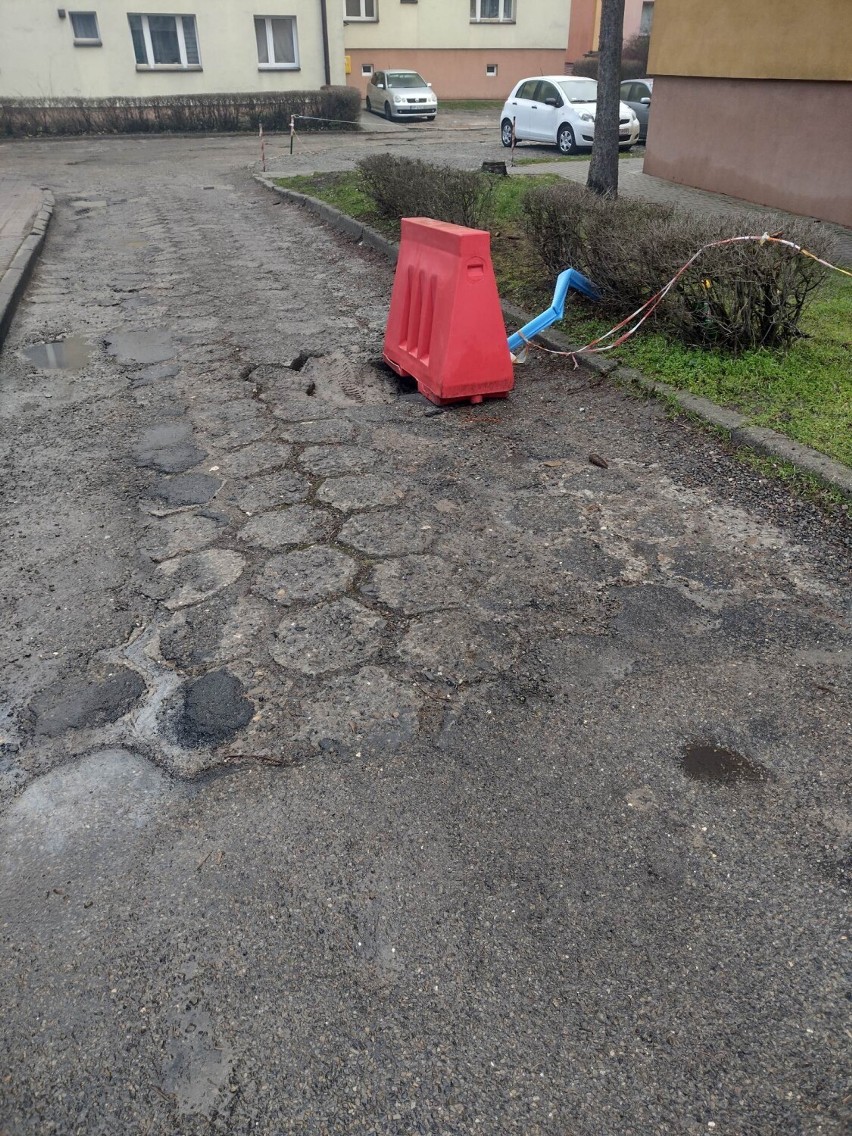 Zapadła się droga na ul. Kraszewskiego w Przemyślu. Mieszkańcy czekają na interwencję [ZDJĘCIA]