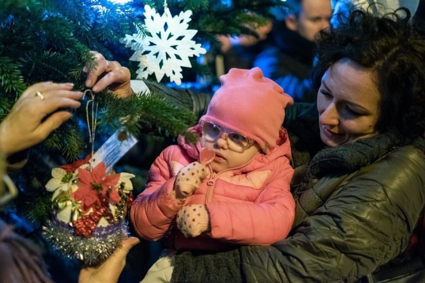 Chorzowianie wspólnie przystroili choinkę