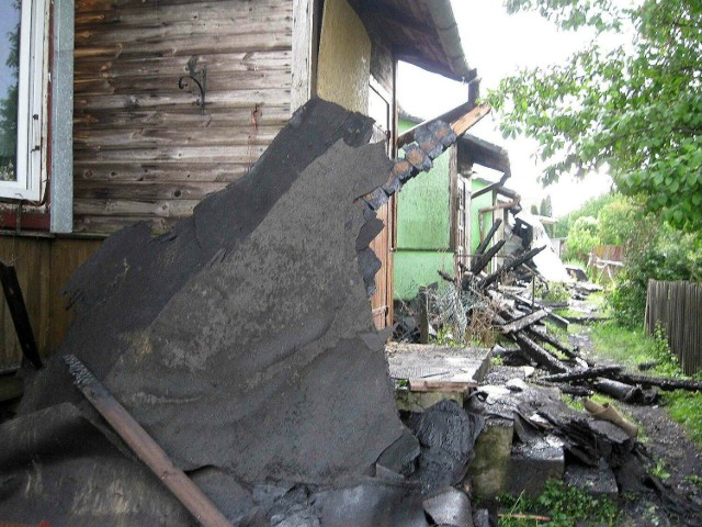 W pożarze przy ulicy Bugaj doszczętnie spalił się dach budynku i cześć pomieszczeń mieszkalnych
