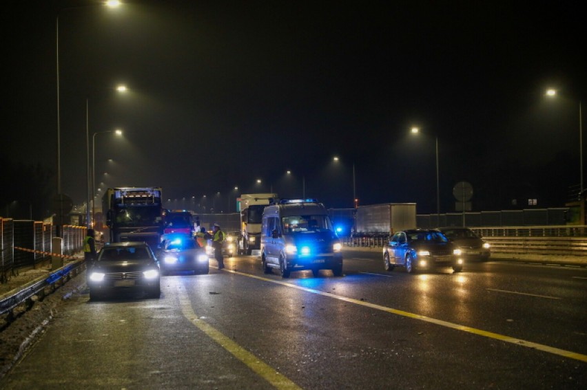 Śmiertelny wypadek na S8. Samochód osobowy wbił się w tira. Zginęła jedna osoba 