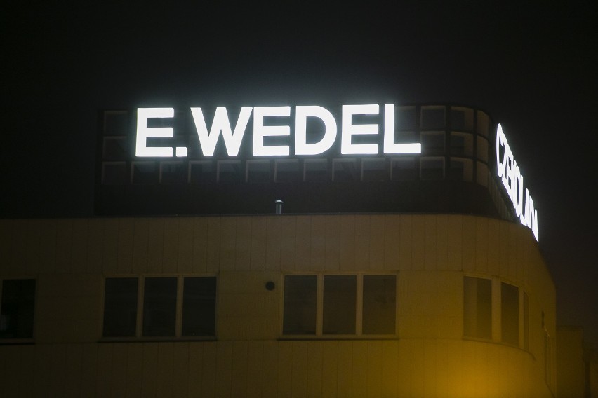 Neon Wedla wrócił na Mokotów. Napis ''E. Wedel Czekolada'' znowu świeci na dachu kamienicy przy Puławskiej [ZDJĘCIA] 
