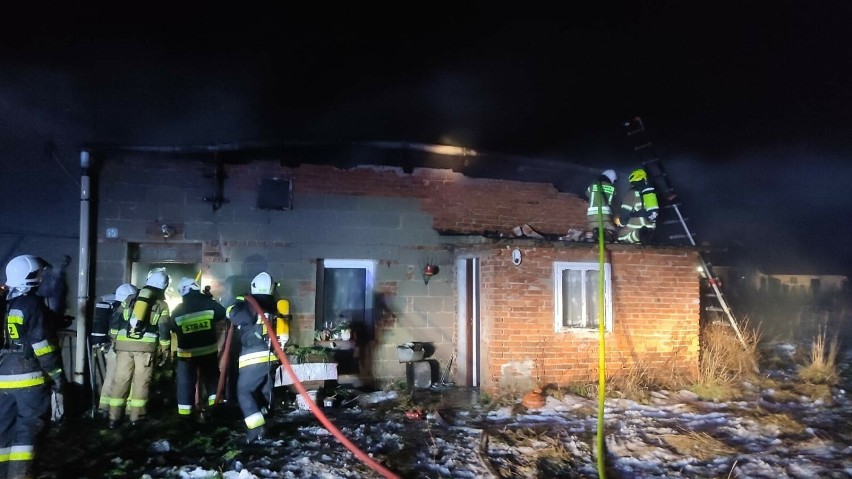 Ogień zajął prywatny dom w Łebczu i halę w Domatowie