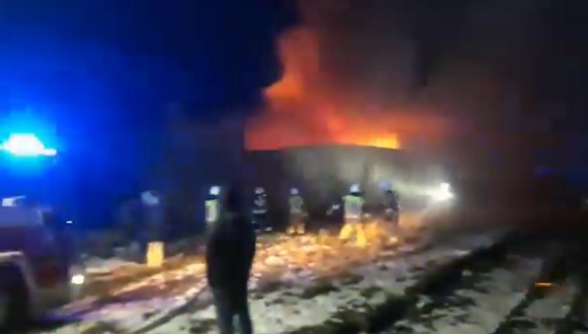 Ogień zajął prywatny dom w Łebczu i halę w Domatowie