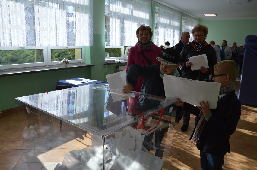 Wybory samorządowe 2018 w Tomaszowie Mazowieckim. Trwa głosowanie. Jaka frekwencja? [ZDJĘCIA]