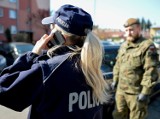 Koronawirus na Podkarpaciu. Policjanci i żołnierze obrony terytorialnej kontrolują osoby poddane kwarantannie [ZDJĘCIA]