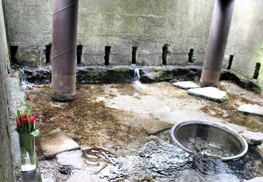 Woda z bijącego pod kaplicą w Krasnobrodzie źródła pomaga na różne dolegliwości. Słynie też z dobrego smaku
