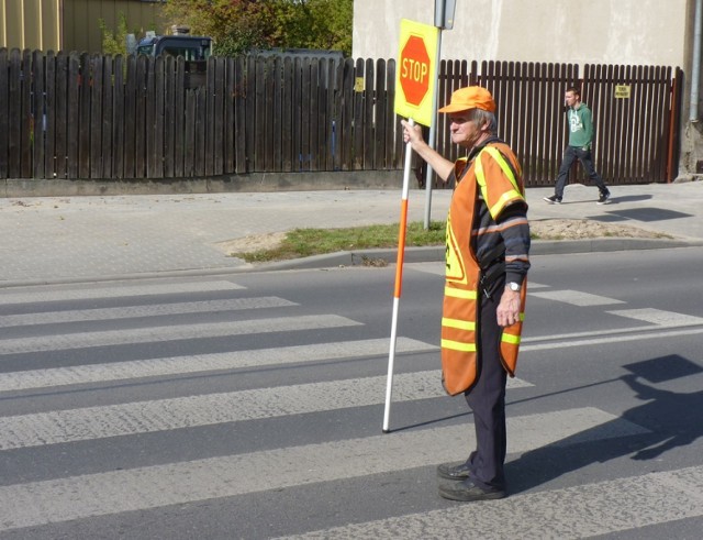 Na Narutowicza uczniów przez ulicę przeprowadza "stopek"