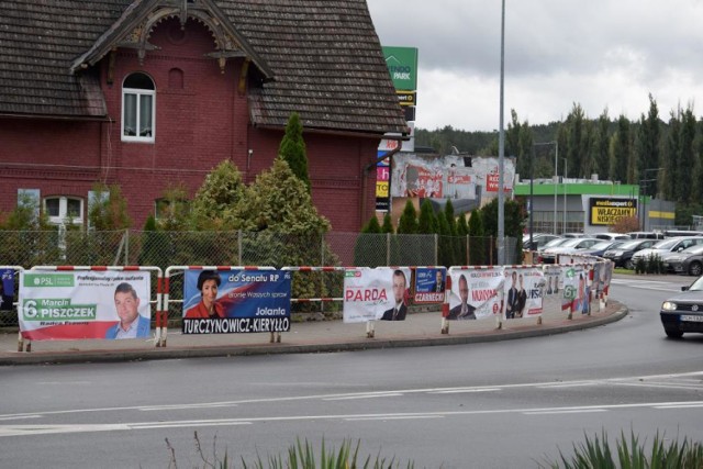 W Chodzieży jest dużo mniej plakatów niż to miało miejsce np. przed wyborami samorządowymi. Ulubionym miejscem polityków jest zaś skrzyżowanie przy Lidlu.