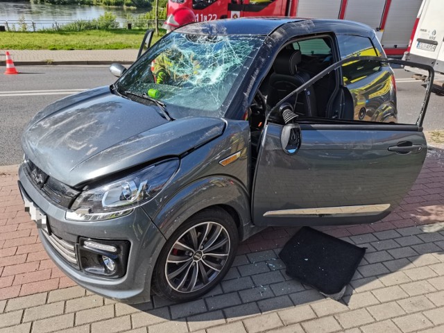 Samochód dachował na ul. Portowej w Grudziądzu. Jedna osoba trafiła do szpitala