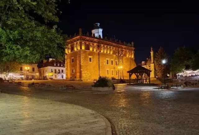 Sandomierz nazywany "małym Rzymem" - perełka turystyczna województwa świętokrzyskiego zachwyca swoim wyglądem. Turyści i mieszkańcy bardzo chętnie fotografują miasto nocą. Zobaczcie jak wygląda w ich obiektywie. Zdjęcia są zachwycające. 


>>>ZOBACZ WIĘCEJ NA KOLEJNYCH SLAJDACH