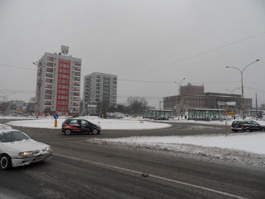 Śnieżyca w Dąbrowie Górniczej. A jak na drogach? [ZDJĘCIA]