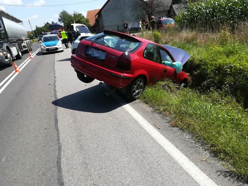 Oba samochody, po zderzeniu, wpadły do rowu