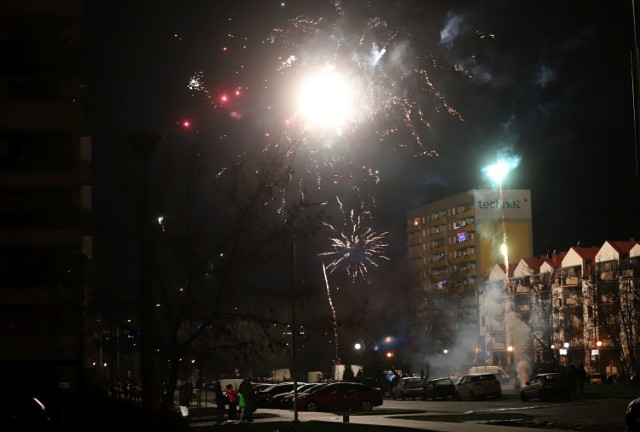 Mieszkańcy Radomia hucznie powitali Nowy 2020 Rok. Mimo, iż w mieście nie było zorganizowanej imprezy pod gwiazdami, część o północy wyszła z lokali bądź prywatek na zewnątrz, aby odpalić fajerwerki. Te jeszcze długo błyskały nad Radomiem.  

PRZEGLĄDAJ KOLEJNE ZDJĘCIA >>> 

