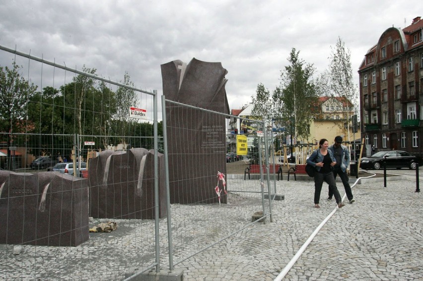 Przebudowa Placu Sybiraków w Legnicy dobiega końca (ZDJĘCIA)
