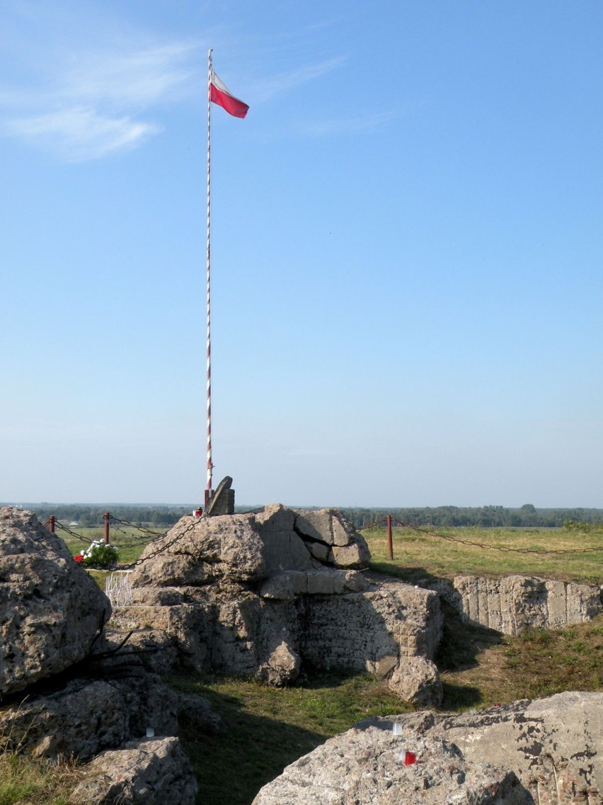 schron kpt. Władysława Raginisa. Lokalizacja: okolice wsi...