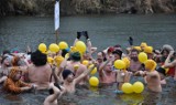 Rekord Guinnessa z KS Amber Tomaszów Maz. 140 morsów wykąpało się w rzece Pilicy