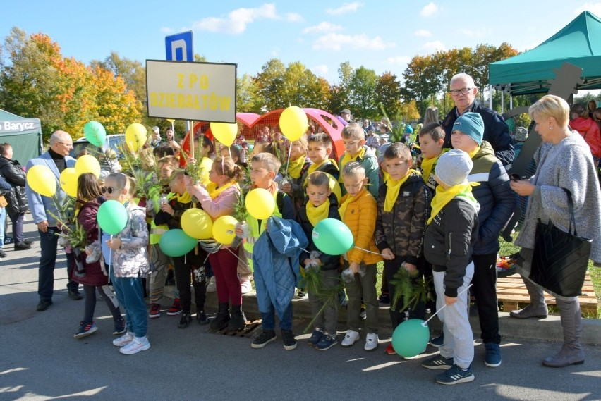 Udana akcja "Drzewko za surowce" w Końskich. Rozdano 4 tysiące sadzonek! Zobacz zdjęcia