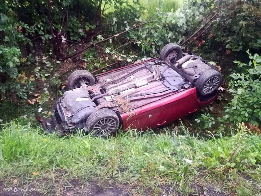 Wypadek w Bieruniu. Dachował samochód na ul. Turyńskiej [ZDJĘCIA]