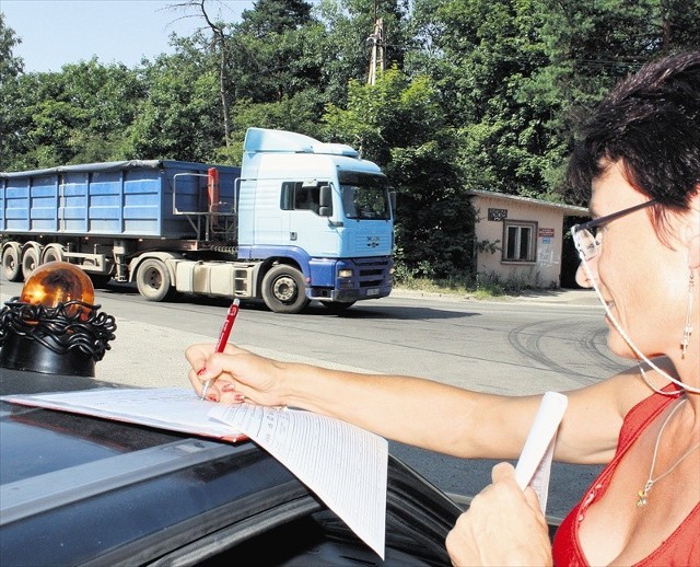 Pracownicy Zarządu Drogowego w Olkuszu wczoraj cały dzień liczyli samochody jadące powiatową drogą - Bydlinką. Było bardzo dużo tirów. Pełne wyniki znane będą dzisiaj