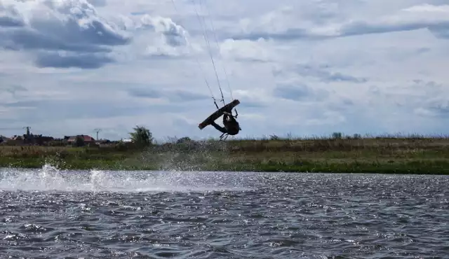 Miłośnicy kitesurfingu często odwiedzają zbiorniki retencyjne w południowo-zachodniej Wielkopolsce. Prawdziwą mekką stał się dla nich zbiornik w Jutrosinie.