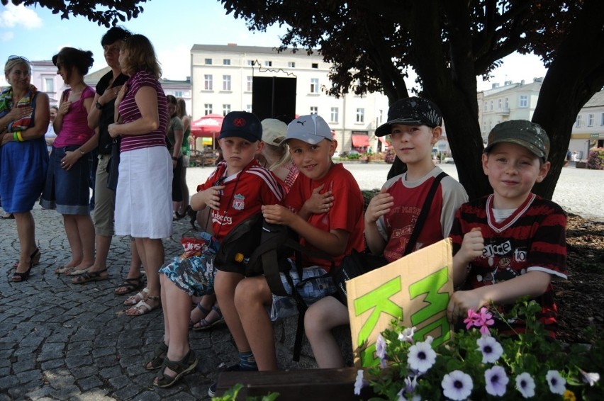 Śrem: policja zorganizowała na rynku happening. Udział w nim wzięła młodzież ze śremskich szkół