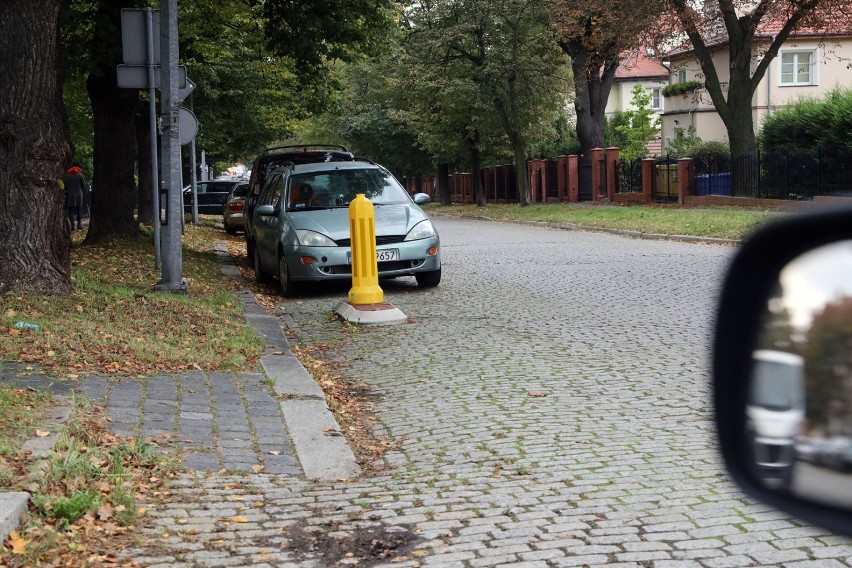Ustawione samochody na ulicy Grunwaldzkiej zasłaniają widoczność kierującym, którzy chcą skręcić w lewo z ulicy Poselskiej. Wystarczy przesunąć żółty pachołek o kilka metrów.