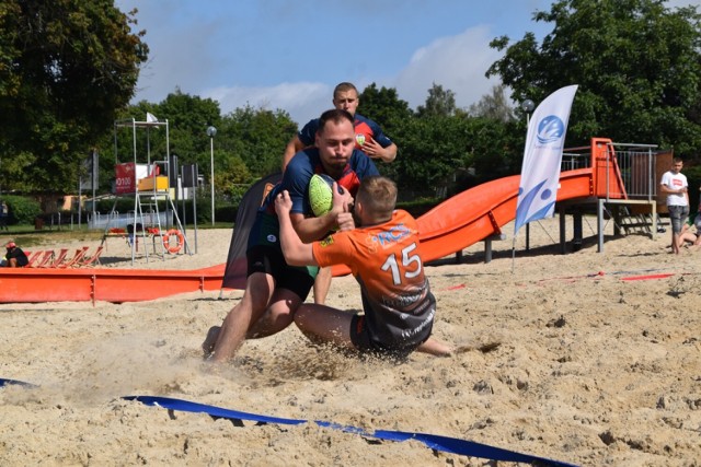 Plaża miejska w Śremie zamieniła się na jeden dzień w boisko do rugby. Turniej Beach Rugby zorganizował Śremski Sport