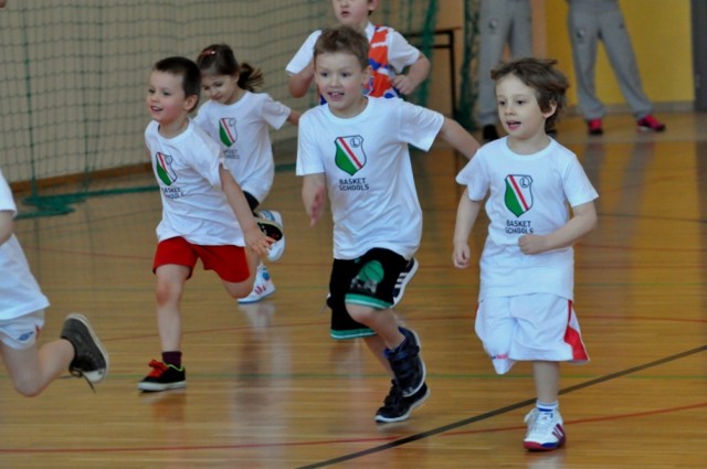 Koszykarskie przedszkola Legii. Najmłodsi uczą się basketu