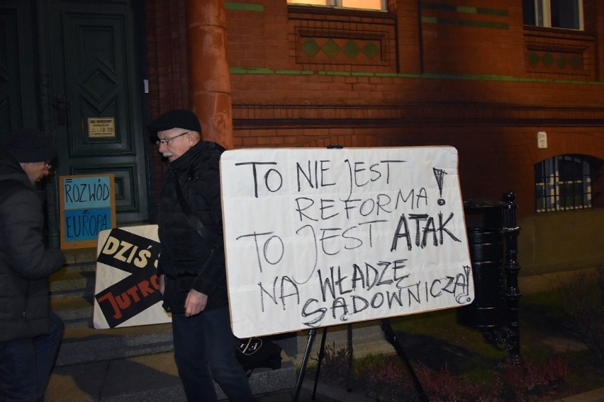 Spontaniczny spacer, protest przed sądem w Legnicy [ZDJĘCIA]