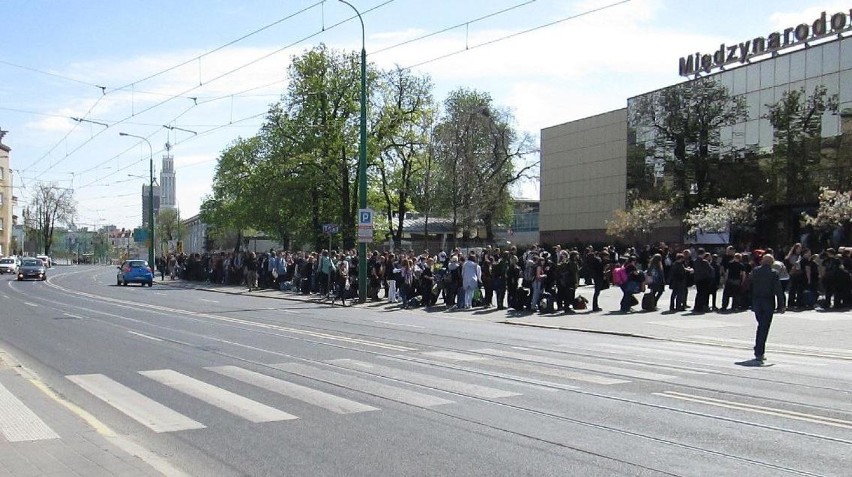 Kolejka gigant przed targowymi kasami