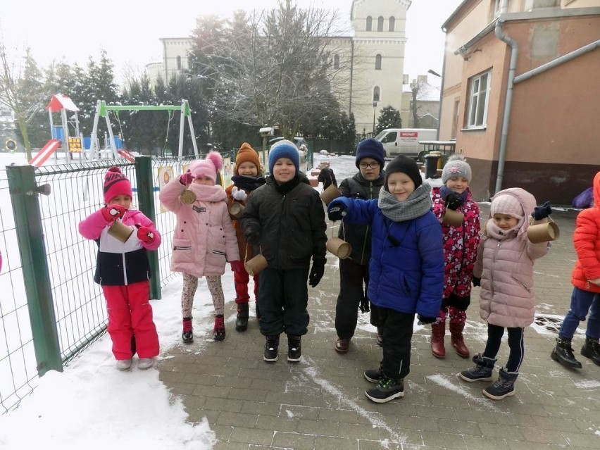 Pleszew. Przedszkolaki założyły ptasią stołówkę