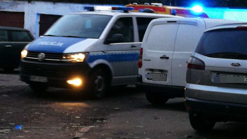 Mężczyzna zaatakowany nożem w szyję przed blokiem na ulicy Chopina we Włocławku [zdjęcia]